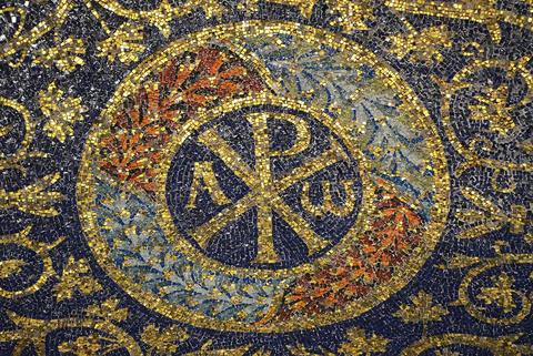 Mosaico: as letras gregas Chi e Rho sobrepostas, com o alfa e o ômega, num fundo azul com estrelas