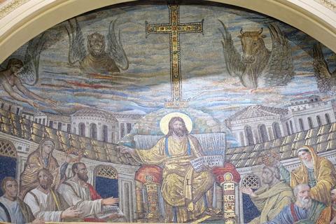 Mosaico da abside de Santa Pudenziana: Cristo no trono, com um livro aberto, entre os Apóstolos