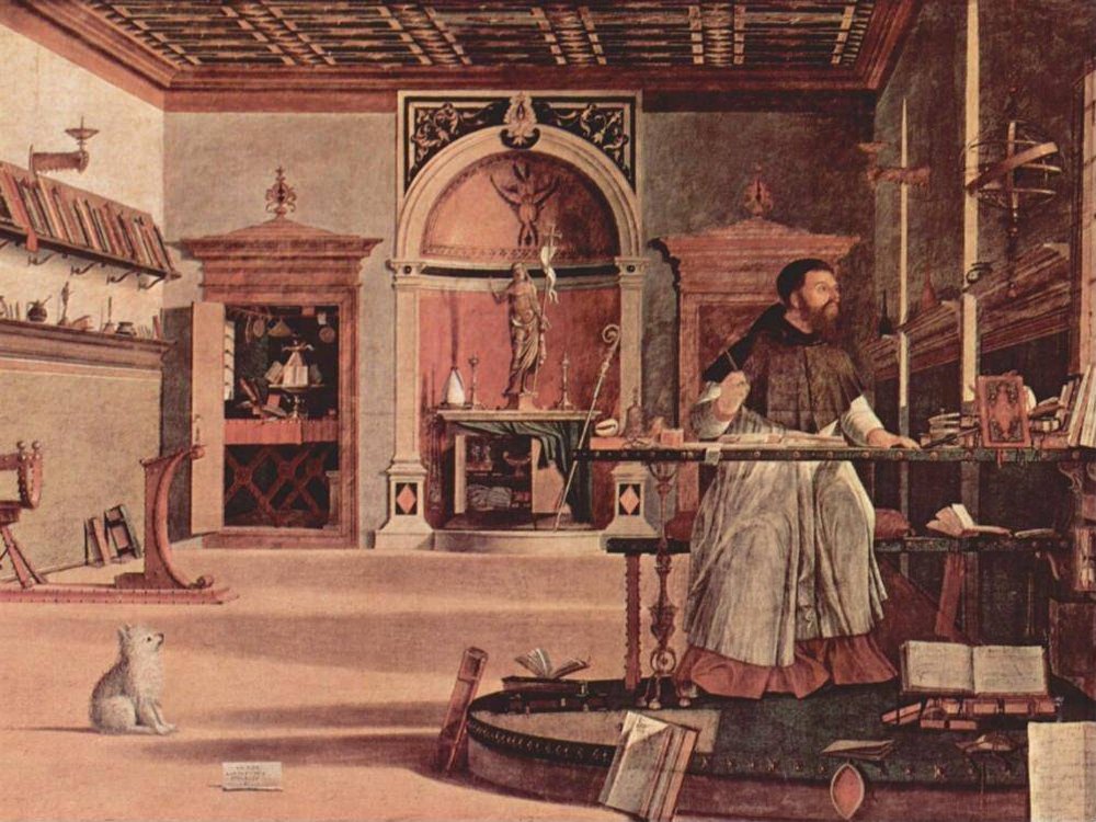 Agostinho, com a pena na mão, à mesa de um amplo estúdio com estantes, livros abertos e instrumentos de estudo