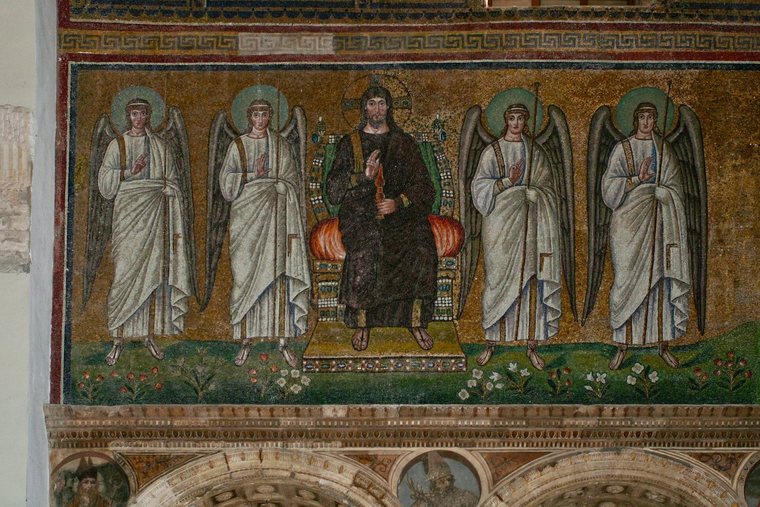 Mosaico em fundo de ouro: Cristo sentado no trono, de vestes púrpura, entre quatro anjos de branco