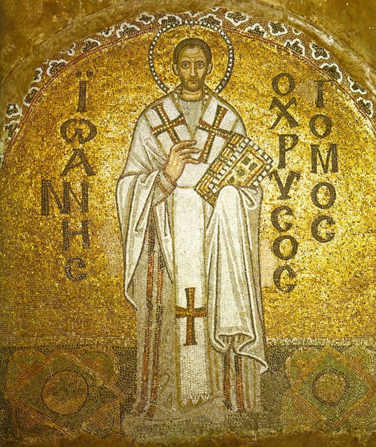 Mosaico em fundo de ouro: João Crisóstomo, de pé, com vestes de bispo e o livro dos Evangelhos