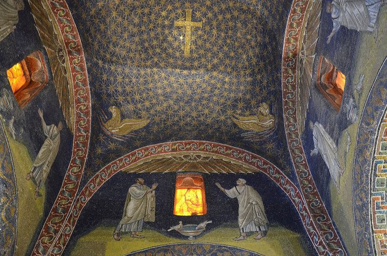 Mosaico da cúpula: uma cruz de ouro no centro de um céu azul cheio de estrelas douradas